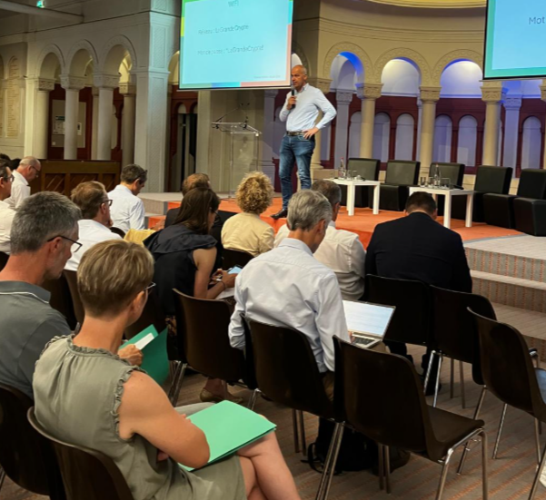 🚜🗓 Introduction des travaux du Conseil Fédéral de la #FNSEA. Arnaud Rousseau (<a href="/rousseautrocy/">Arnaud Rousseau</a>) rappelle les 4 grands chantiers qui vont animer les prochains mois en #Agriculture : 
  1️⃣ Aboutissement de la #LoiContraintes : "CMP, vote <a href="/AssembleeNat/">Assemblée nationale</a>, vote au <a href="/Senat/">Sénat</a>, puis passage