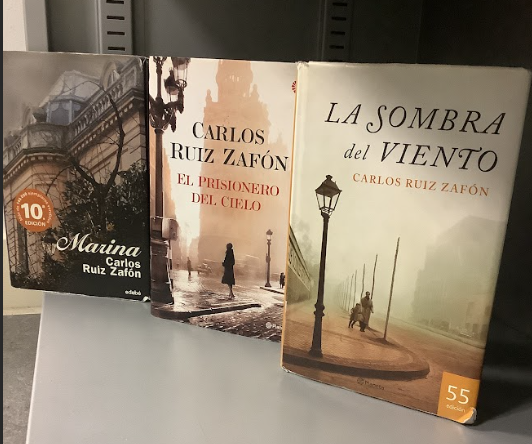 Un 19 de junio de 2020 fallecía el escritor y guionista Carlos Ruiz Zafón 

Sus novelas, enigmáticas y misteriosas, atrapan al lector desde el primer momento

No te quedes sin lectura este verano📖🌞

Disponibles en <a href="/LaYutera/">Biblioteca La Yutera</a> 
👇👇👇