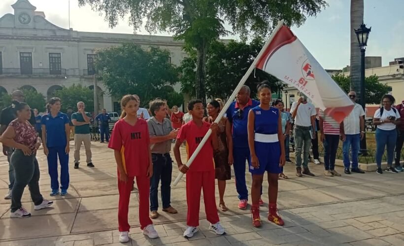 Los deportistas de #Matanzas que participarán en la edición 61 de los Juegos Escolares Nacionales recibieron el estandarte que los acredita para intentar superar los excelentes resultados del año precedente.

En #PeriodicoGiron:
giron.cu/2025/06/19/jue…