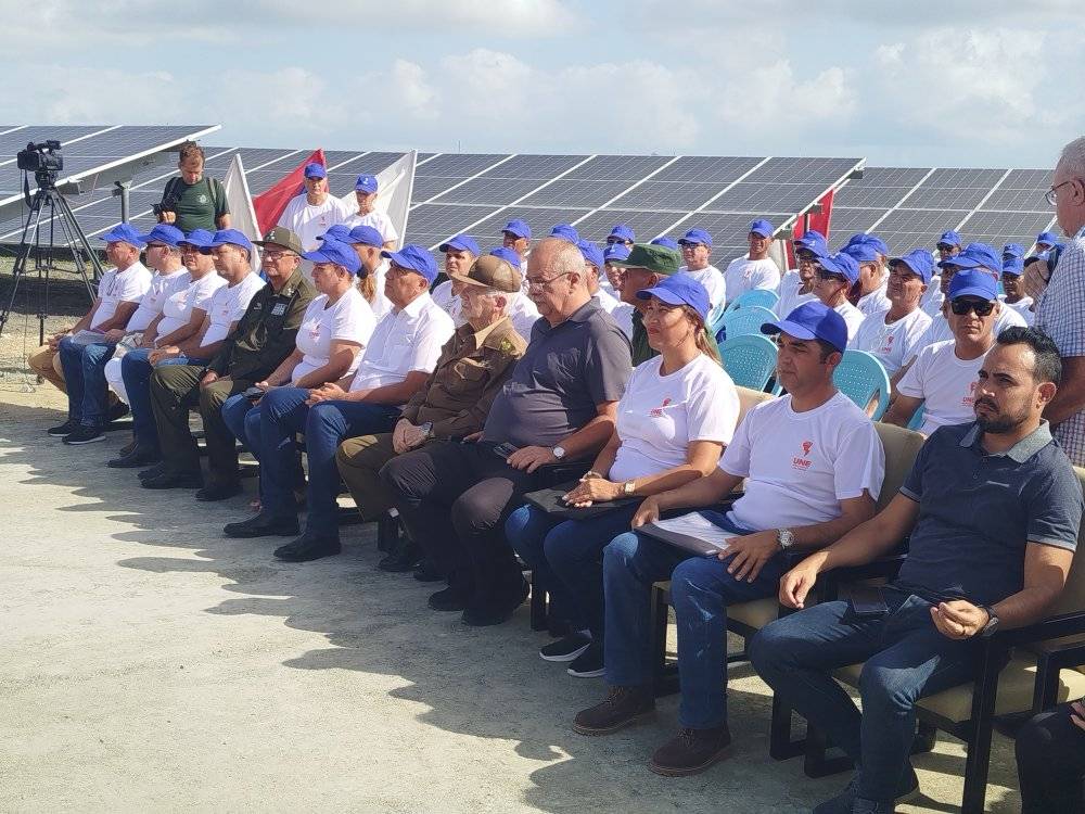 CNCTVGranma's tweet photo. Inauguran oficialmente en #LasTunas parque solar fotovoltaico Nueva Línea, localizado en la carretera del poblado de Delicias en el municipio de Puerto Padre.
#CubaSolar
@AlfredoLpezVald
@EnergiaMinasCub
✍️@OSDE_UNE https://t.co/RpnSJI7tIu