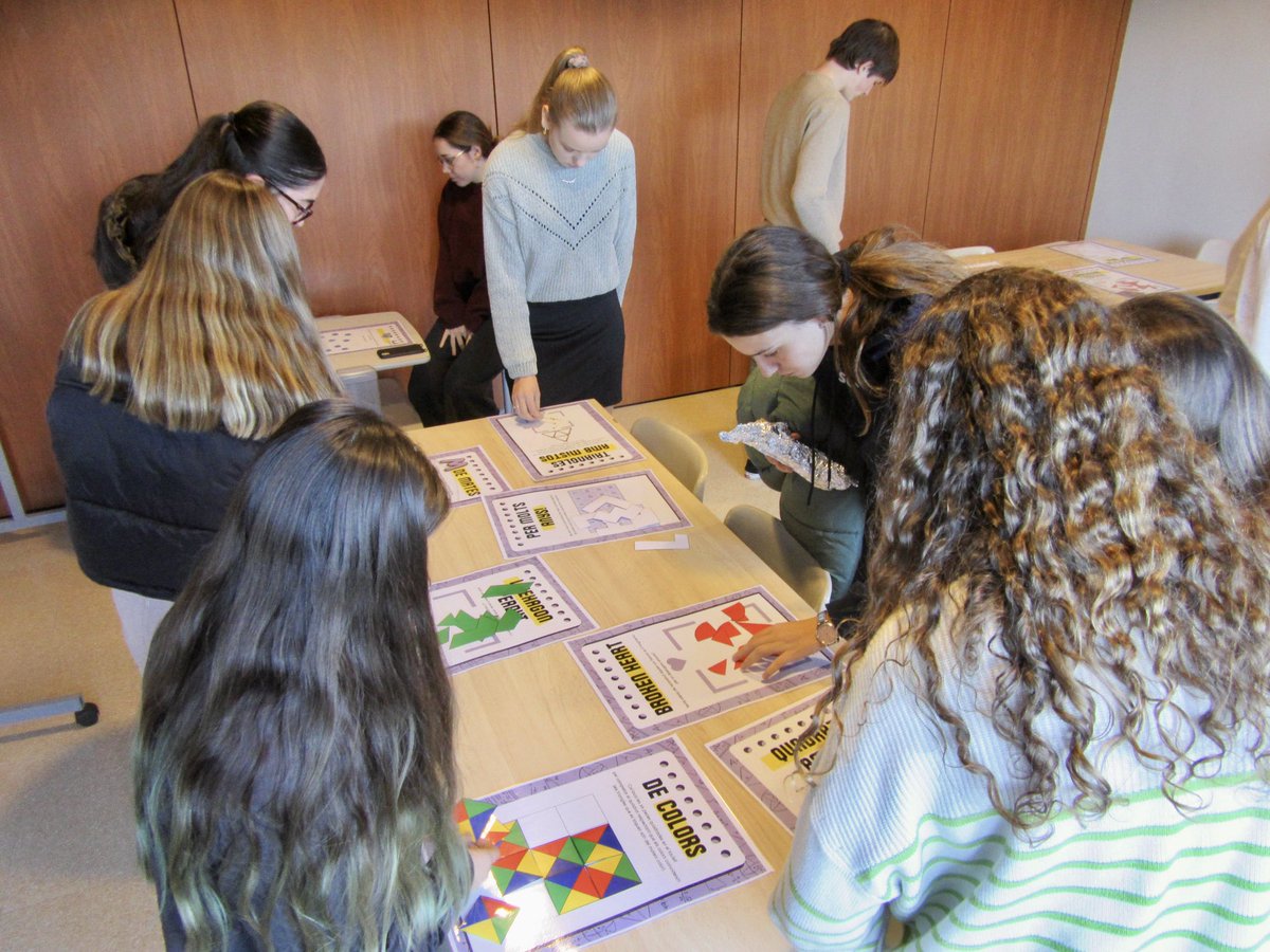 Avui tanquem les portes del Saint George’s Maths Club, un espai lúdic
i enriquidor, obert a tots els alumnes de Secondary, cada dimarts i
dijous a l’hora del pati i esporàdicament a Batxillerat.
[1/5] ...