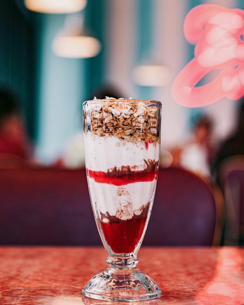 Start your morning with something beautiful from Ella Mae’s. 🍽️🍓