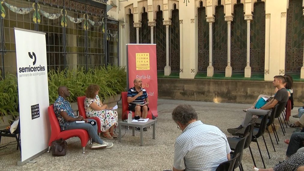 Canal Terrassa (@canalterrassa) on Twitter photo 🗣️| La Plataforma per la Llengua tria #Terrassa per iniciar els debats sociolingüístics #MésSemicercles
▶️En parlem amb <a href="/Montcau/">Montserrat Caupena 🎗</a> i Rut Carandell terrassadigital.cat/la-plataforma-… <a href="/llenguacat/">Plataforma per la Llengua 📢</a> <a href="/ajterrassa/">Ajuntament de Terrassa</a> <a href="/PLlCatalunya/">Plataforma per la Llengua - Catalunya</a>
Ha comptat amb el filòleg <a href="/gerard_furest/">Gerard Furest</a> i l'analista polític <a href="/Saokak/">Saoka Kingolo</a> 🗣️| La Plataforma per la Llengua tria #Terrassa per iniciar els debats sociolingüístics #MésSemicercles
▶️En parlem amb <a href="/Montcau/">Montserrat Caupena 🎗</a> i Rut Carandell terrassadigital.cat/la-plataforma-… <a href="/llenguacat/">Plataforma per la Llengua 📢</a> <a href="/ajterrassa/">Ajuntament de Terrassa</a> <a href="/PLlCatalunya/">Plataforma per la Llengua - Catalunya</a>
Ha comptat amb el filòleg <a href="/gerard_furest/">Gerard Furest</a> i l'analista polític <a href="/Saokak/">Saoka Kingolo</a>