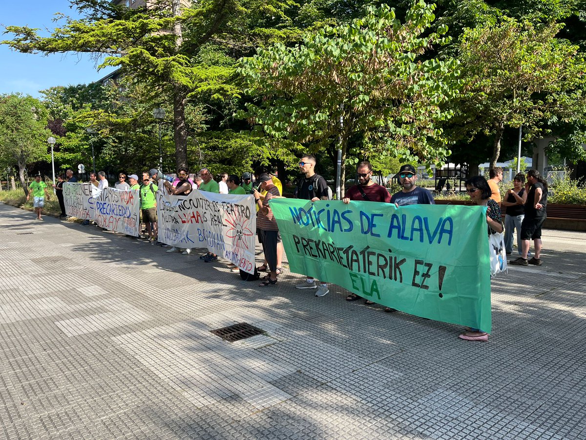 @ComiteDNA (@comitedna) on Twitter photo Los y las periodistas queremos dar las gracias a <a href="/josedamian1980/">José Damián García 🔻</a> y a <a href="/ArleneLagu81213/">LauraFerGold</a> por su total apoyo a los trabajadores de <a href="/NoticiasdeAlava/">Diario de Noticias de Álava</a> , por quedaros en la calle con los trabajadores en huelga y no entrar al acto en el Palacio Europa, ha supuesto mucho para nosotros Los y las periodistas queremos dar las gracias a <a href="/josedamian1980/">José Damián García 🔻</a> y a <a href="/ArleneLagu81213/">LauraFerGold</a> por su total apoyo a los trabajadores de <a href="/NoticiasdeAlava/">Diario de Noticias de Álava</a> , por quedaros en la calle con los trabajadores en huelga y no entrar al acto en el Palacio Europa, ha supuesto mucho para nosotros