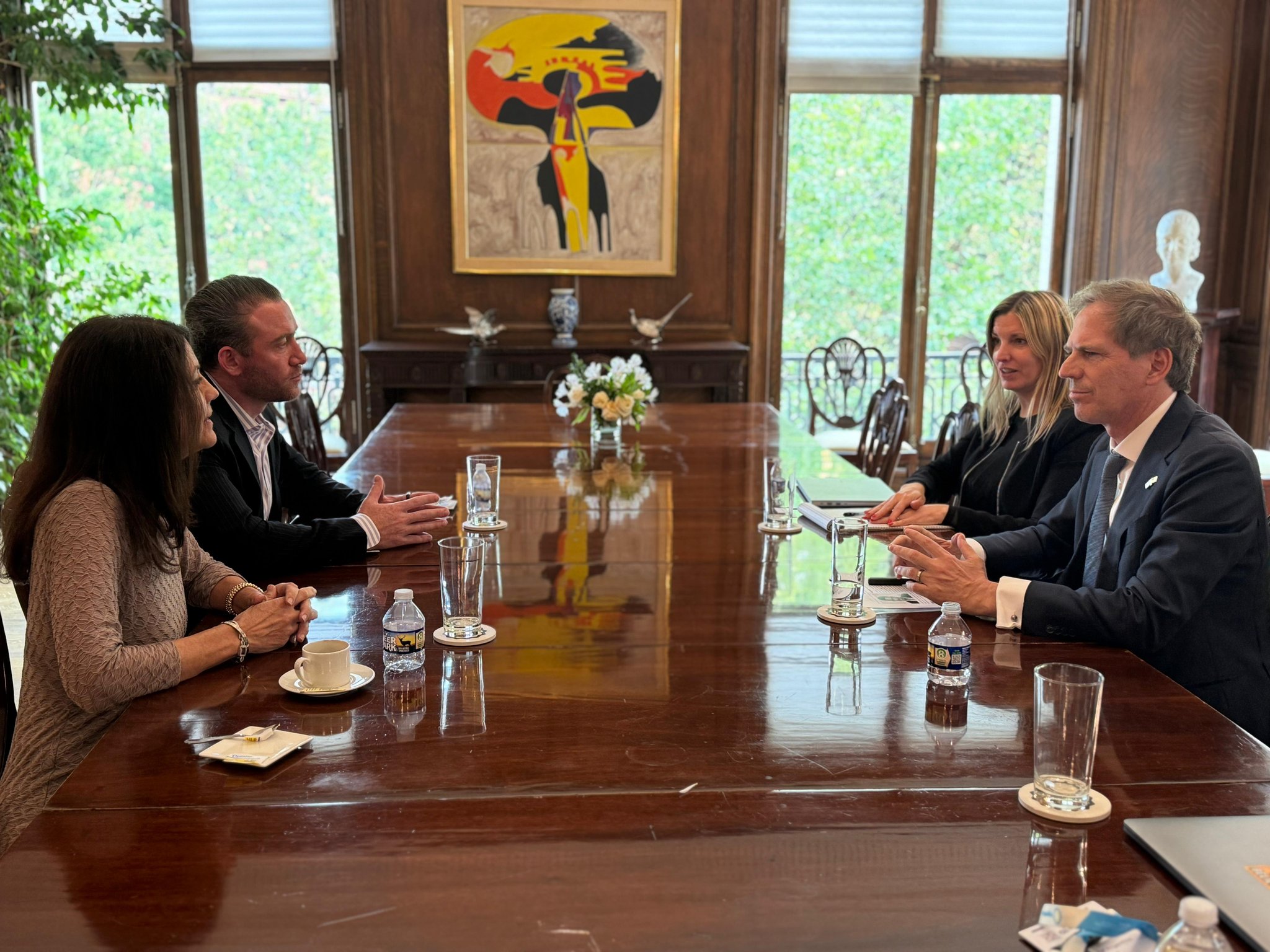 El Emb. Oxenford derecha, mantuvo productiva reunión con el CEO de EnergyX, Teague Egan, para debatir oportunidades de inversiones en minería (litio), incluyendo los beneficios del RIGI
