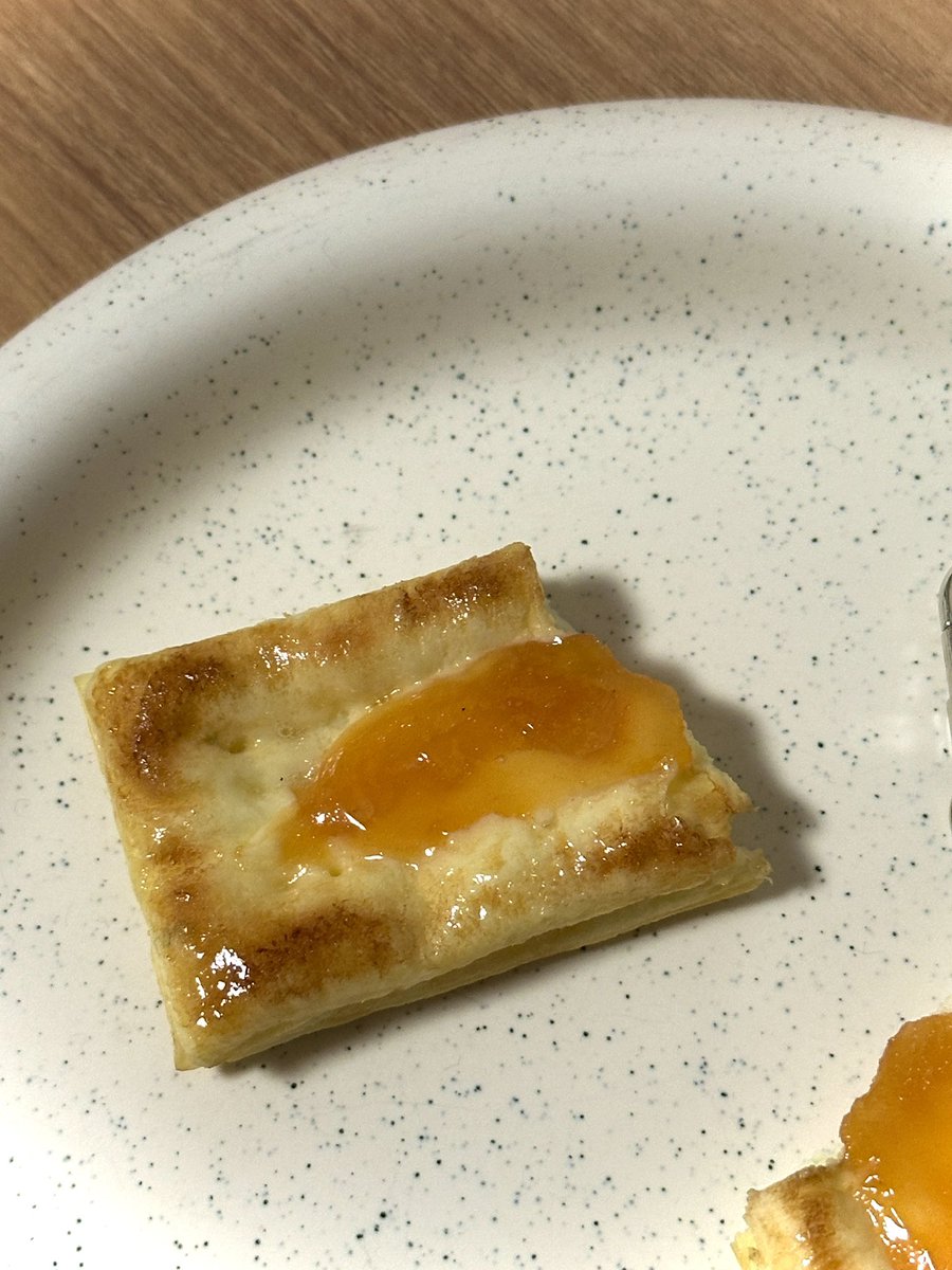 파이키링을 만들어보아요 ꔛ 
역대급 귀여움인 것 같아요 ,, ♡
두 개 중 어떤게 모형일까요 !? 두개 다 모형입니다⁑
여러분은 사과잼 vs 딸기잼 어떤걸 더 좋아하시나요 ?