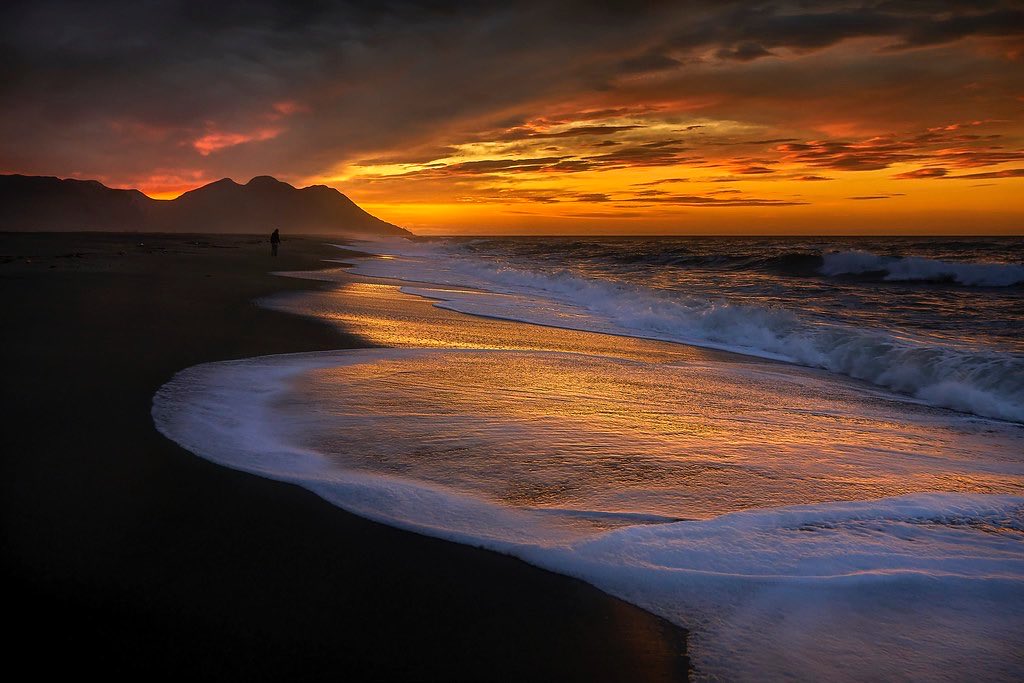 Amanece en Cabo de Gata. Almería.
(Fotografía de zapicaña en Flickr)