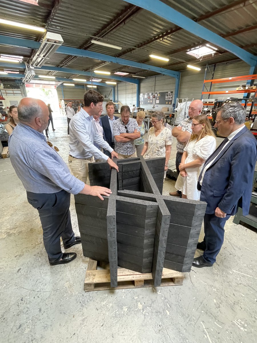 L'<a href="/Uamc14/">Union Amicale des Maires du Calvados - UAMC</a> en partenariat avec l' <a href="/ugap/">UGAP</a> a organisé une visite de l'entreprise PLAS ECO - Mobilier urbain à destination de ses adhérents🌸
Les élus ont découvert le siège et les ateliers de l'entreprise spécialiste en création de mobilier urbain composé de plastique recyclé🌍