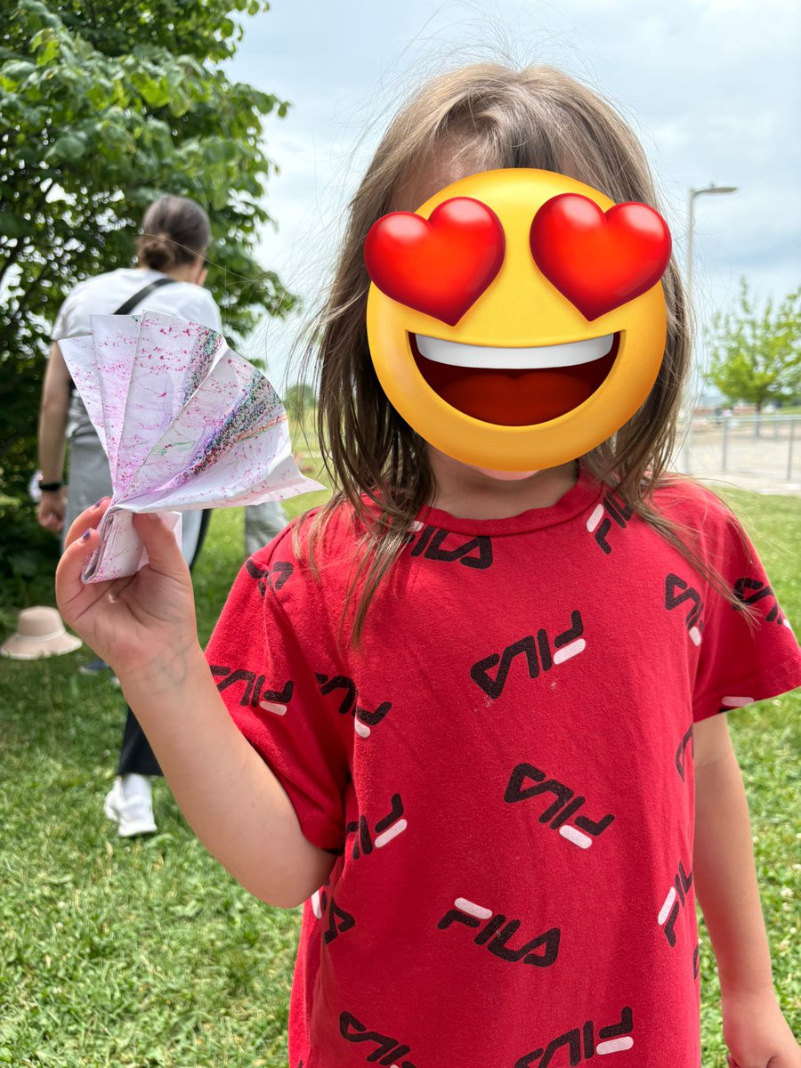 🌞 Yesterday was a scorcher, but our kinders made the most of it! We embraced the heat by designing our own fans, exploring textures by colouring on rocks, and experimenting with patterns and folds. A creative and cool way to enjoy outdoor learning! #orcaproud #OutdoorEd #ONed