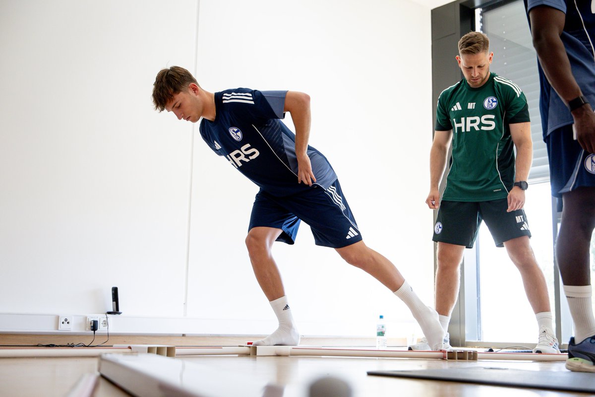 s04's tweet photo. Rein in die neue Saison! Heute und morgen absolvieren die Knappen die Leistungsdiagnostik, präsentiert von #S04-Partner @KKliniken ⚒️

Im Kraftraum und medicos.AufSchalke wird geschuftet und protokolliert 👟📝 https://t.co/OXxYLAnIJQ