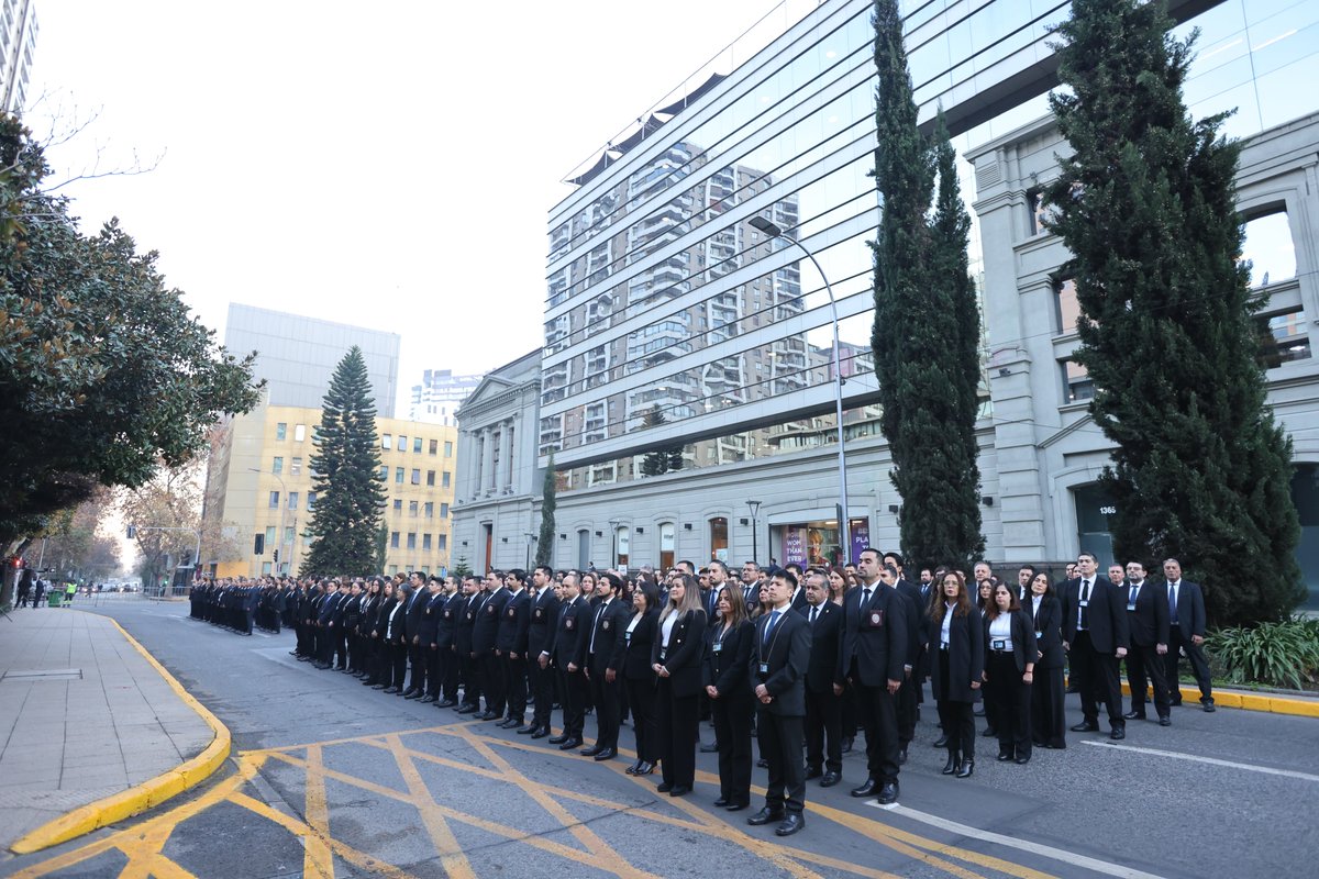 PDI_CHILE's tweet photo. 🔵 En conmemoración por nuestro 92° Aniversario, esta mañana se realizó la tradicional ceremonia de Lista Solemne e Izamiento de Pabellones, instancia encabezada por el Director General Eduardo Cerna.

🇨🇱 Una emotiva jornada en la que detectives de todo el país renovaron su compromiso con la patria y el servicio público.

#AniversarioPDI #92años