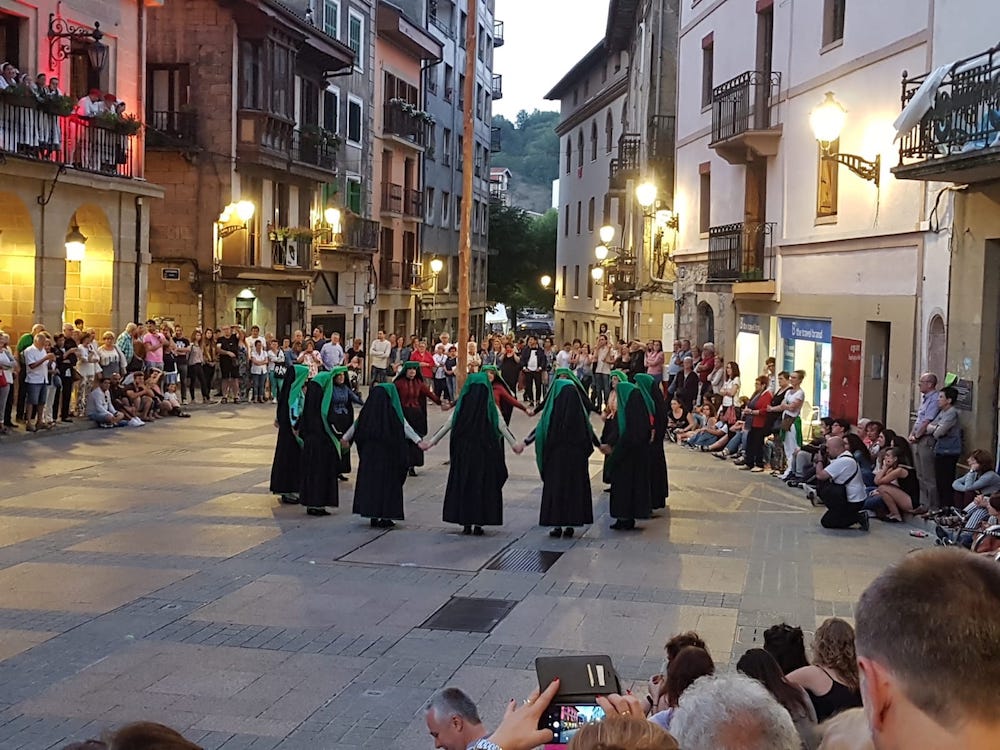 Errenteriako Hitza (@errenteriahitza) on Twitter photo Urdiaingo kantaia eguraldi ona eta uzta oparoak eskatzeko
oarsoaldea.hitza.eus/2025/06/19/urd…
Argazkia: <a href="/iraultzadt/">Jantziaren Zentroa - Iraultza Dantza Taldea</a> #Errenteria #Orereta Urdiaingo kantaia eguraldi ona eta uzta oparoak eskatzeko
oarsoaldea.hitza.eus/2025/06/19/urd…
Argazkia: <a href="/iraultzadt/">Jantziaren Zentroa - Iraultza Dantza Taldea</a> #Errenteria #Orereta