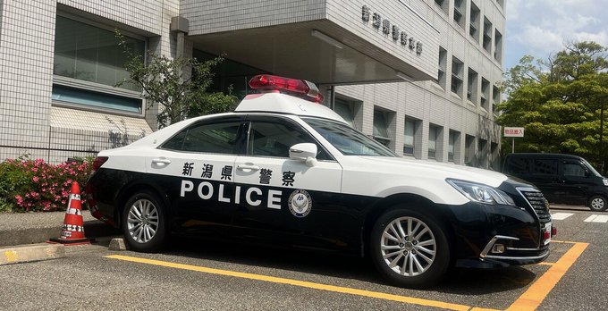 阿賀野警察署前のパトカー