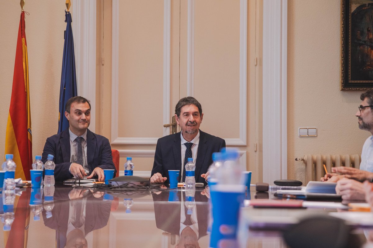 ab_delarosa's tweet photo. Hoy he mantenido un encuentro con Manos Antoninis, director del @GEMReport de @UNESCO_es, que esta edición está dedicado al liderazgo en la educación, fundamental para el buen funcionamiento de los centros. Muchas gracias por compartirlo con nosotros. https://t.co/VImpSidHiF