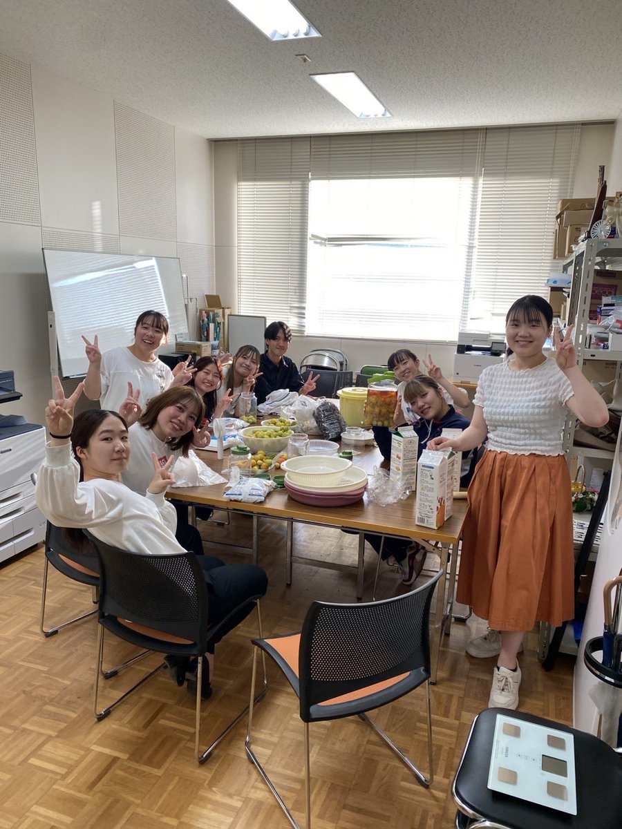 OkuTrumpet's tweet photo. 梅収穫

3日間に渡り学内にある梅を収穫しました！

神代先生率いる自称農学部で、山の傾斜を登り、険しい木の間を縫って全身勢例で収穫に挑みました✊🏻🔥

そして、梅酒＆梅ジュース＆梅干を作りました✨️
みんなで飲み食べするのがとても楽しみです🎶 https://t.co/LRjVWIRRLf