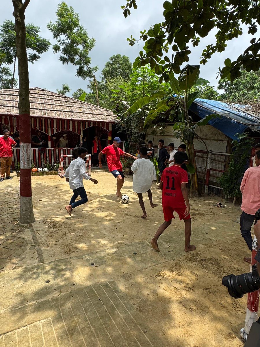 Craig_Foster's tweet photo. Doesn’t matter where you are.

The joy is the same.

As are the people.

Same dreams, same hopes, same needs.

Everyone deserves a chance.

Don’t leave these kids to live their whole lives behind wire, in a cage, an open air prison.

Let them have a life of dignity, safety, and joy.

@refugees
@OzRefugeeCounc 
@savechildrenaus 
@MSF