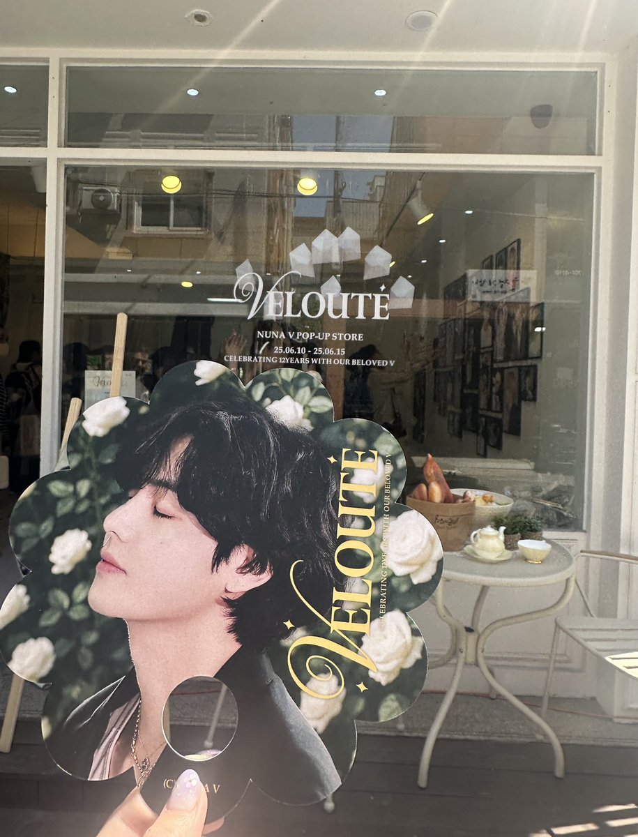 ipurpleu_btsv's tweet photo. 2025 FESTA渡韓⑤
♡⋆₊˚𝑽𝒆𝒍𝒐𝒖𝒕𝒆˚₊⊹♡
𝖢𝖾𝗅𝖾𝖻𝗋𝖺𝗍𝗂𝗇𝗀 𝟣𝟤 𝗒𝖾𝖺𝗋𝗌 𝗐𝗂𝗍𝗁 𝗈𝗎𝗋 𝖻𝖾𝗅𝗈𝗏𝖾𝖽 𝖵
𝖻𝗒 𝖭𝖴𝖭𝖠 𝖵
相変わらずのハイセンス✨
いつもより手狭な感じだけど
素敵なテヒョンさんに囲まれた
幸せ空間でした😍
#V_Velouter
#V #뷔 #TAEHYUNG
@_nuna_V 님 https://t.co/731tL0xdNy