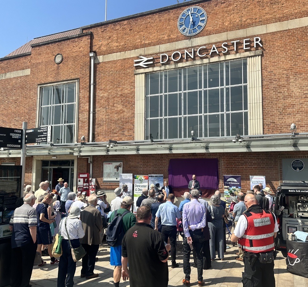 Mayor of Doncaster, Ros Jones, has today (19 June) unveiled a plaque at the entrance to Doncaster station to commemorate one of the country’s greatest railway engineers, Sir Nigel Gresley, who was also born on this day in 1876.

Read on: doncaster.gov.uk/News/new-plaqu…