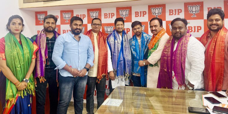 VSR_Vanipally's tweet photo. Appointed team of BJP Ranga Reddy (Urban) IT & Social Media Cell:
Convenor – Avancha Prashanth
Co-Convenors – K. Amulya Reddy, SVS Kranthi Kumar, G. Pavan Kumar and Shanmukh Gupta
Congratulations! Working for #ViksitBharat under PM @narendramodi ji.
@BJP4Telangana #DigitalBJP https://t.co/eCoBk3PK4J