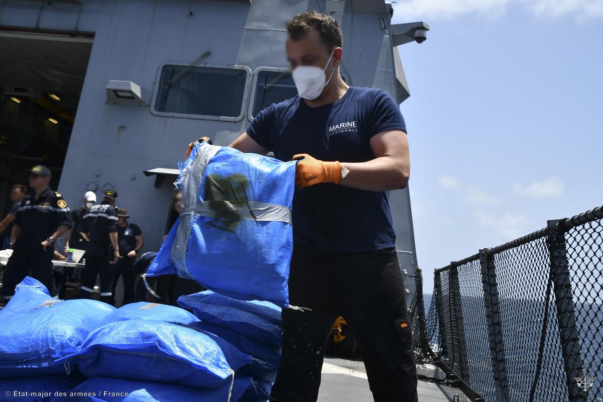 #NARCOPS | Nouvelle saisie de drogues par les #FFEAU en Océan Indien :
➡️ 2 tonnes de produits stupéfiants interceptés.
➡️ 18 millions d’euros qui n’alimenteront pas les réseaux criminels et terroristes internationaux.
➡️ Engagement permanent des armées 🇫🇷 pour la sécurité