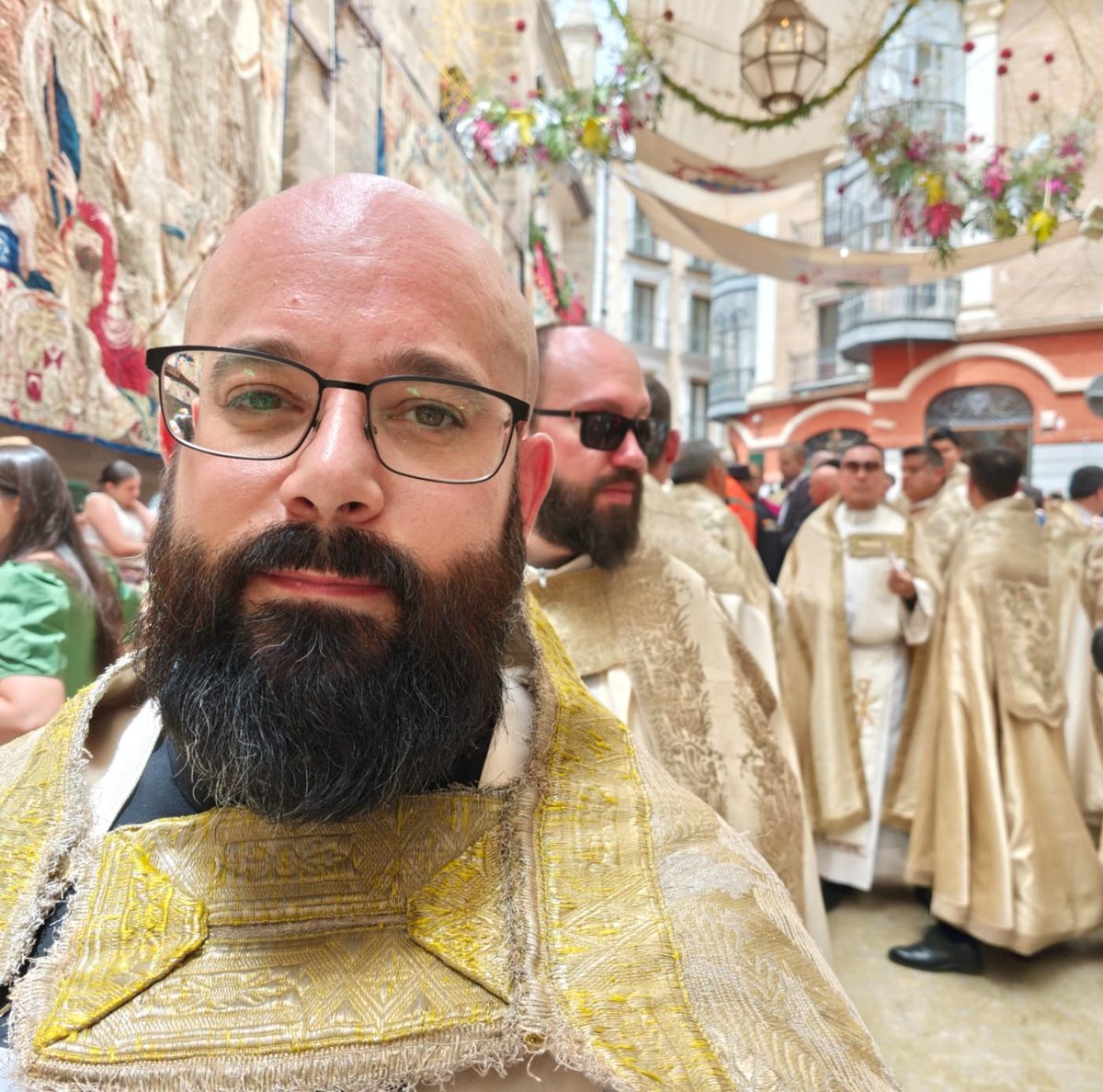 patergongora's tweet photo. Siempre es bueno acompañar al Señor con la mejor compañía. 💪🏻✝️

¡VIVA JESÚS SACRAMENTADO! https://t.co/PtCBSdomZS