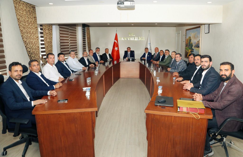 MÜSİAD Van (@musiadvan) on Twitter photo MÜSİAD Van Şubesi olarak, Başkanımız Abdullah ARAS riyasetinde üyelerimizle birlikte Van Valimiz Sn. Dr. Ozan BALCI’yı ziyaret ettik. Şehrimizin geleceğine dair verimli istişarelerde bulunduk. Nazik kabulleri için teşekkür ederiz.
<a href="/BurhanOzdemirTR/">Burhan Özdemir</a> <a href="/aaras65/">Abdullah Aras</a> <a href="/valiozanbalci75/">Ozan Balcı</a> MÜSİAD Van Şubesi olarak, Başkanımız Abdullah ARAS riyasetinde üyelerimizle birlikte Van Valimiz Sn. Dr. Ozan BALCI’yı ziyaret ettik. Şehrimizin geleceğine dair verimli istişarelerde bulunduk. Nazik kabulleri için teşekkür ederiz.
<a href="/BurhanOzdemirTR/">Burhan Özdemir</a> <a href="/aaras65/">Abdullah Aras</a> <a href="/valiozanbalci75/">Ozan Balcı</a>