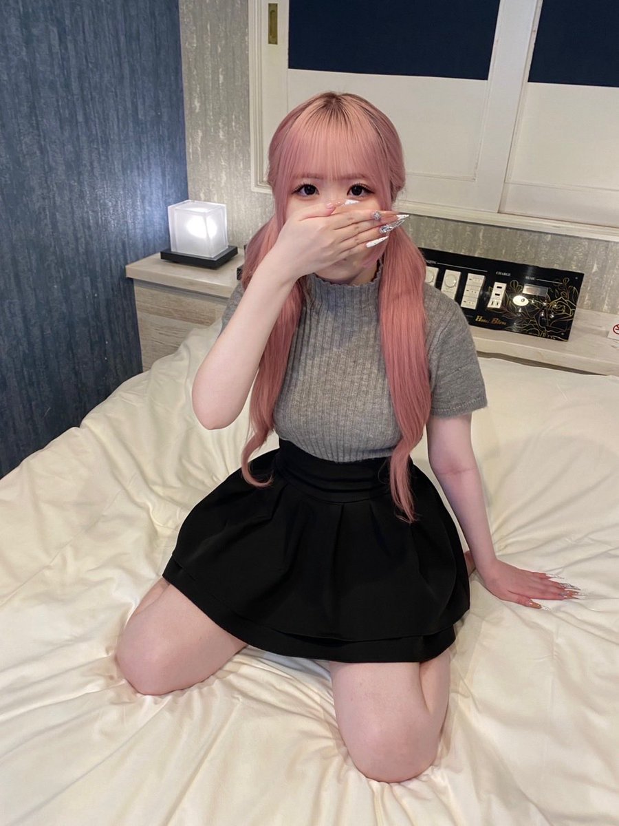 2DVGD2D_111's tweet photo. ✨復刻版✨
になちゃんと待ち合わせ😻

ホンマ トロけて🫠まいそうな
めっちゃ暑い日☀️やったんよ
せやから🏩ロビーで待ってたん

👩🏻初めまして こんばんはー🙋🏻‍♀️
🥷🏻はーい こんばんはー🙋🏻‍♂️

◻️タイトニット×⬛️ミニスカ × 生足全開
になちゃん登場や😻
髪色ピンク🩷ええやん💕素敵やん😻
あらあらタイトニットもええ感じ😻
会うた途端に(*ฅ́˘ฅ̀*)ｷｭﾝｷｭﾝ!💕や

👩🏻やっとお会いできましたね
🥷🏻せやね やっと会えたん💕
      わざわざ来てくれてん ありがとう

実は
お互いの都合あったりで
リス��数回してたんよ
ずっとDM✉️やり取りしてな
なかなか会えん思い人💕

になちゃん
とっても照れ屋さん😻
ニッコリ笑顔かわええの😻
よう気がつくええ子や〜ん😻
(´ε｀；)ｳｰﾝ…けしからん😤

になちゃん ホンマあかんやつ😆

ナイストークから雰囲気作り
ホンマ会うの初めてやったっけ？
居心地ええのなんでやろー😻

ᐡ⸝⸝> ·̫ <⸝⸝ᐡｷｬｰ💕
ま. さ. か
になちゃん妖精🧚🧚‍♀️🧚‍♂️…🤔

になちゃんワールド🌏
癒しの妖精🧚🏻‍♀️🧚🏻‍♂️🧚🏻の楽園へ誘う…🥷🏻