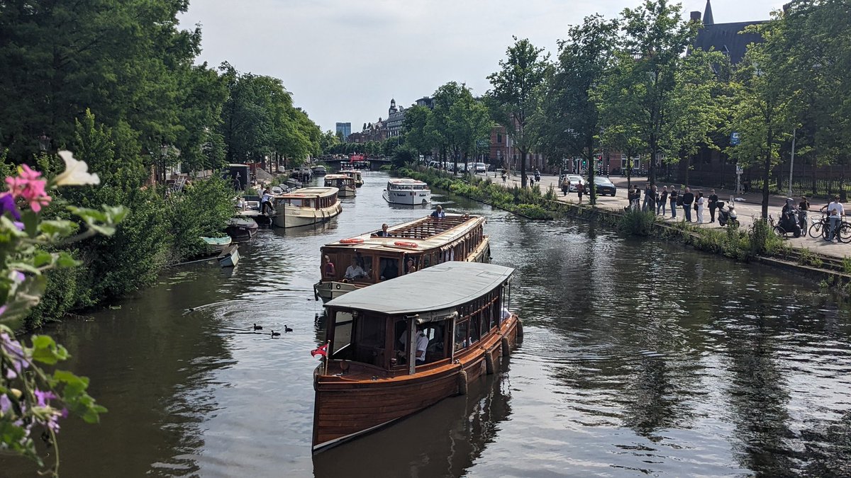 Boten vol gasten van de Masters of LXRY zijn van twee kanten ingesloten door Scientists Rebellion. De actie is tegen hyperconsumptie door de rijken. De actie is perfect gecoördineerd.