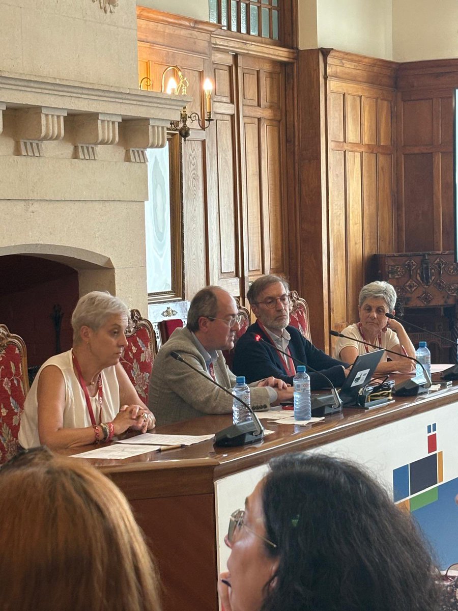Ya en sesión de tarde en la @uimp hablando de medicina personalizada para mejorar los resultados de salud y la integración de la IA. Participan:
Francisco Ayala, miembro de <a href="/GEICAM/">GEICAM - Cáncer de mama</a> 
<a href="/SenenBarro/">Senén Barro Ameneiro</a>
<a href="/SarayYaki/">Yaki Hernández (Saray)</a>
Modera: Teresa Barros, de <a href="/adicam/">adi sulaj</a>
#cancerdemama