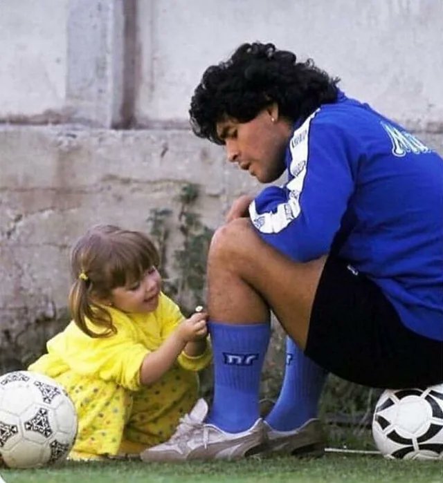 historyinmemes's tweet image. Diego Maradona's daughter picks flowers for her father which he proudly wears during training (1989)