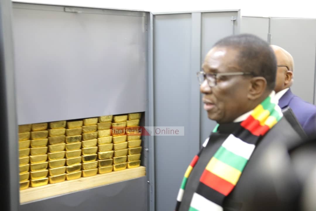 CMukungunugwa's tweet photo. Wonzwa Umwe Achiti Gold is being looted imikaaa

President inspects RBZ vaults as gold reserves rise to 3.4 metric tonnes 

Iwe wosvora ? https://t.co/Hchb59TUUc