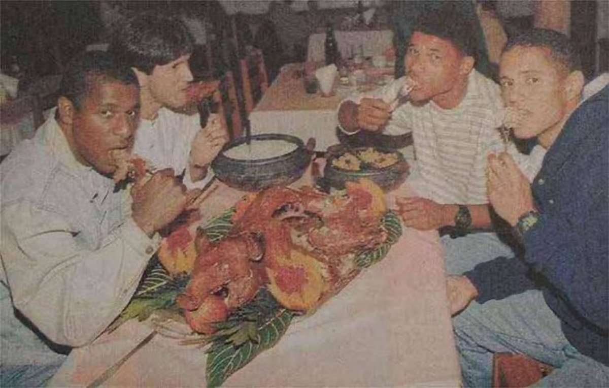 futnostalgico's tweet image. Elenco do @Cruzeiro comendo um porco, antes de vencer o Palmeiras na final da Copa do Brasil de 1996. 😳

Nostálgico!