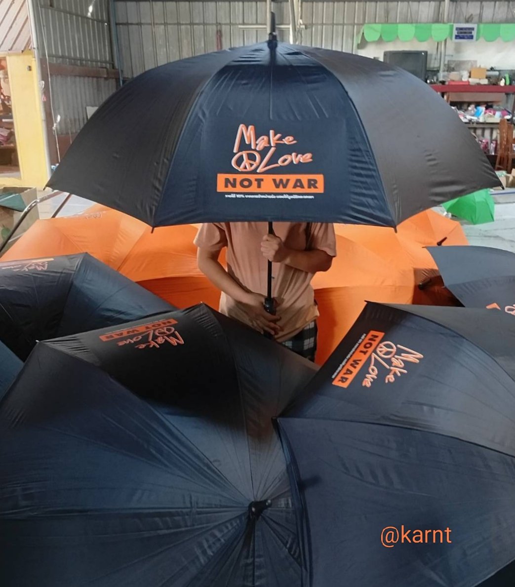 karnt's tweet image. ขายร่ม #MakeLoveNotWar ครับ 😅 มี 2 สี #ส้ม กับดำ ครับ ขนาด 24" ใหญ่เท่าในภาพ

ราคาคันละ 165 บาท 

รายได้จากการจำหน่าย 10% มอบให้ #มูลนิธิกระจกเงา @Mirror_org โดยไม่หักค่าใช้จ่ายครับ

สั่งทาง dm ได้ตลอดครับ ใช้เวลาผลิตประมาณ 3 วัน 

ค่าส่ง 65 บาท สั่ง 10 คันส่งฟรี 😊 
ขอบคุณครับ