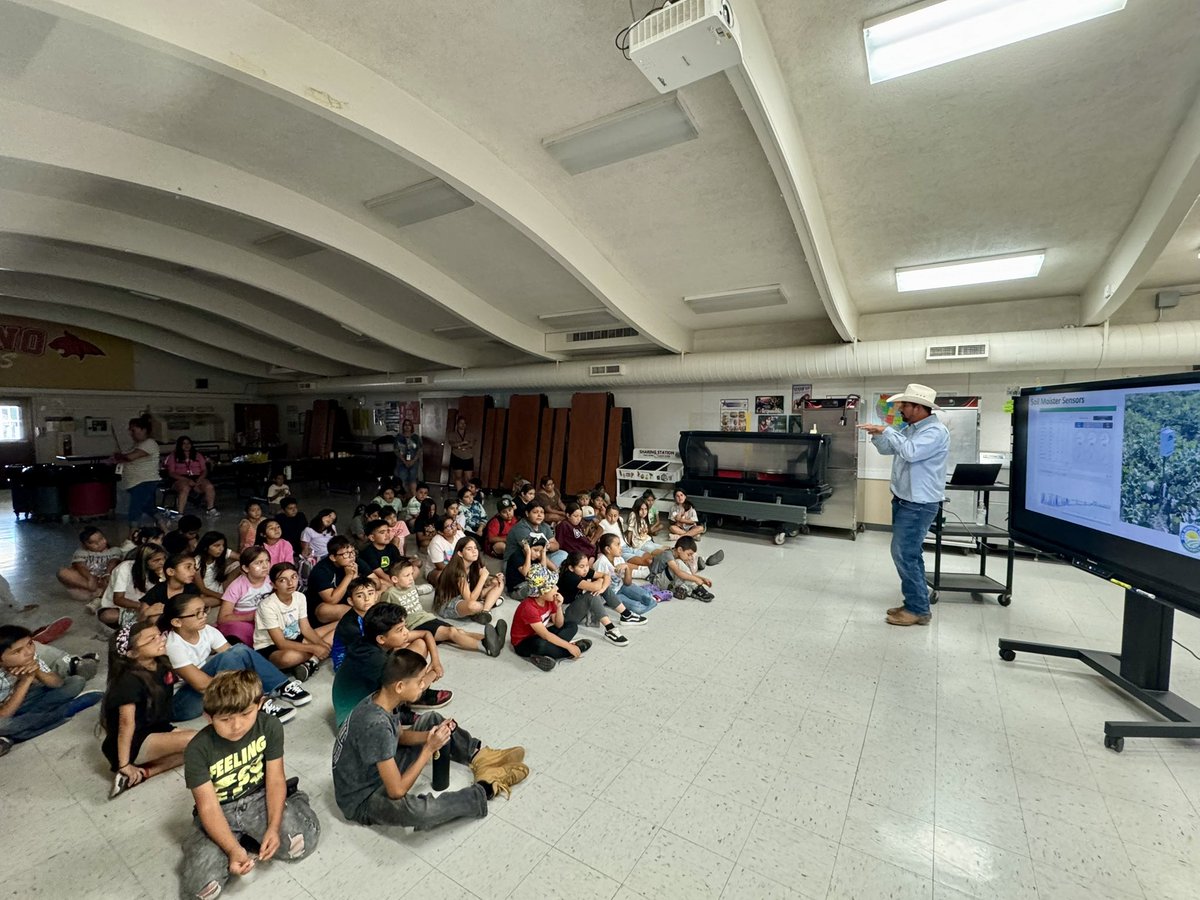 DelBosqueFarms's tweet image. Yesterday we presented our version of Ag in the classroom at Miano School in Los Banos. Students learned how we grow melons organically and the challenges we face. Each student got to take a seedling melon plant to grow at home. @LearnAboutAg