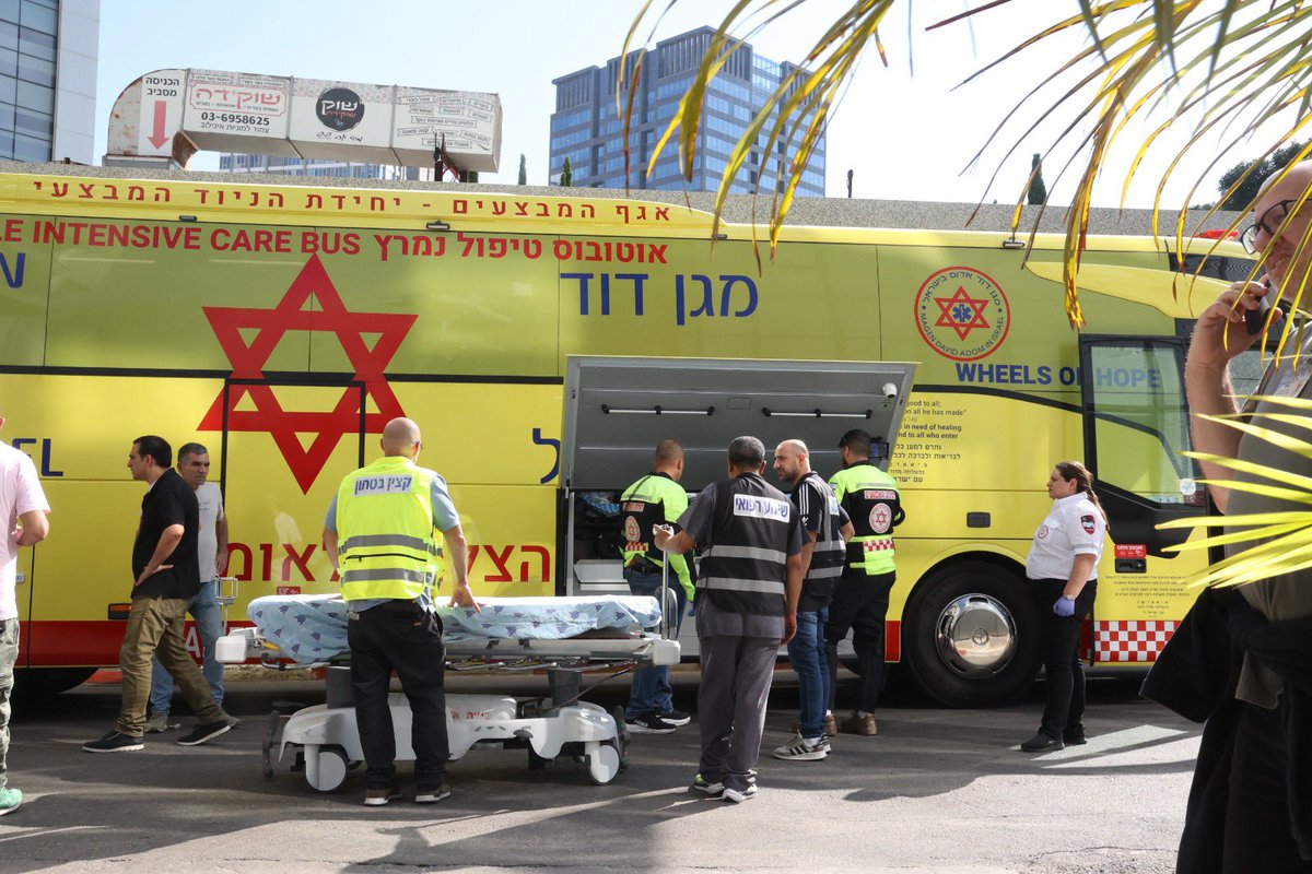 למרכז הרפואי ת״א איכילוב הגיעו כ-20 מטופלים שהועברו ע״י מד״א מביה״ח סורוקה והם נקלטים כעת בבית החולים התת קרקעי הממוגן שלנו. בהמשך היום צפויים להגיע עשרות מטופלים נוספים מביה״ח סורוקה שנפגע בנפילת הרקטה הבוקר.