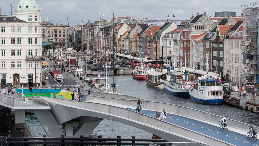 50% of Copenhagen’s residents cycle to work each day on hundreds of miles of high comfort bike paths. 🚲 🇩🇰