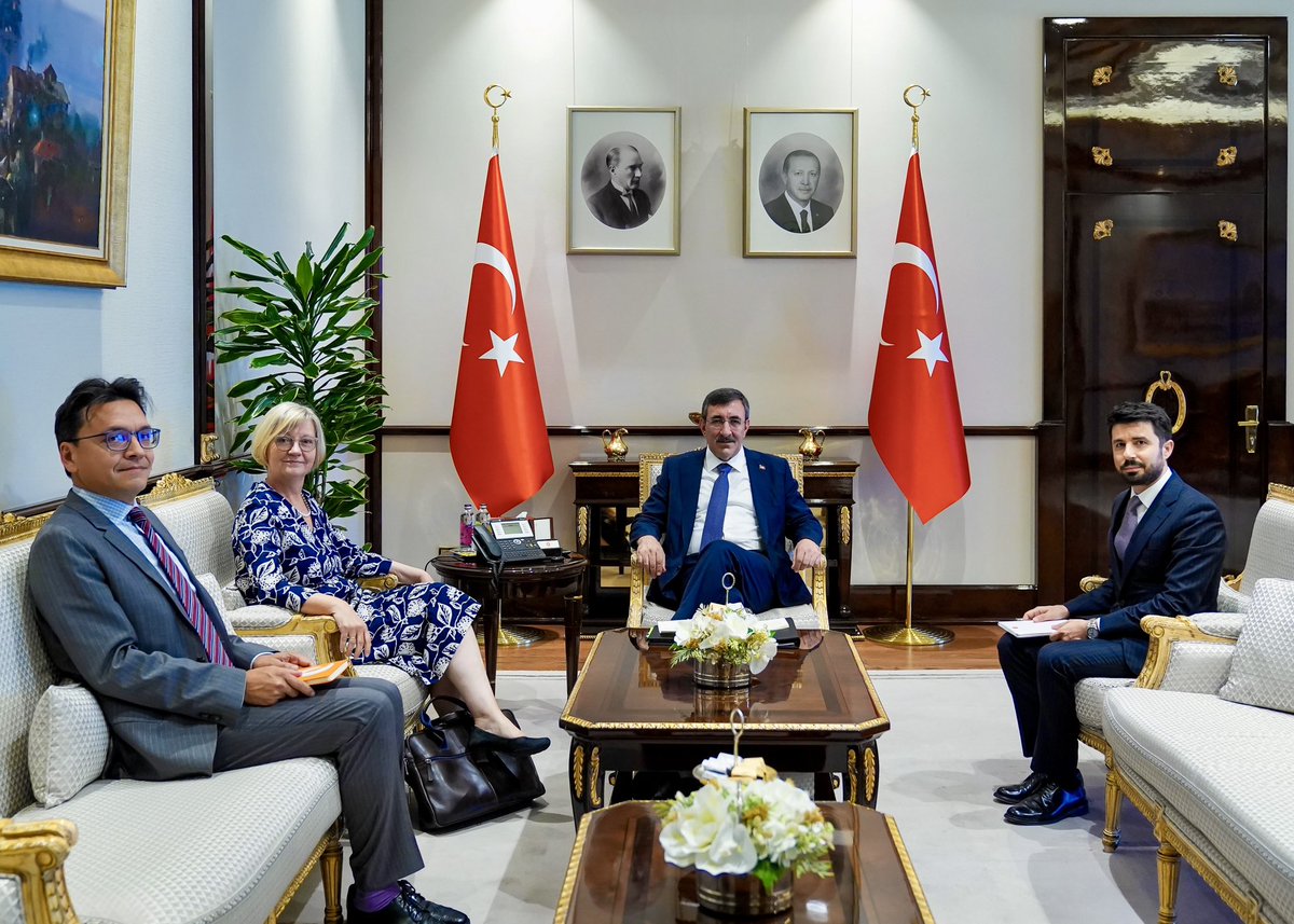 Sibylle Katharina Sorg (@gerambturkiye) on Twitter photo Cumhurbaşkanı Yardımcısı <a href="/_cevdetyilmaz/">Cevdet Yılmaz</a>’a #siyaset ve #ekonomi konularında gerçekleştirdiğimiz yoğun ve güvene dayalı görüş alışverişi için çok teşekkür ederim.Şu konuda hemfikiriz:Bu krizlerle dolu dönemde, #Almanya ile #Türkiye arasındaki iş birliği her zamankinden daha önemli. Cumhurbaşkanı Yardımcısı <a href="/_cevdetyilmaz/">Cevdet Yılmaz</a>’a #siyaset ve #ekonomi konularında gerçekleştirdiğimiz yoğun ve güvene dayalı görüş alışverişi için çok teşekkür ederim.Şu konuda hemfikiriz:Bu krizlerle dolu dönemde, #Almanya ile #Türkiye arasındaki iş birliği her zamankinden daha önemli.