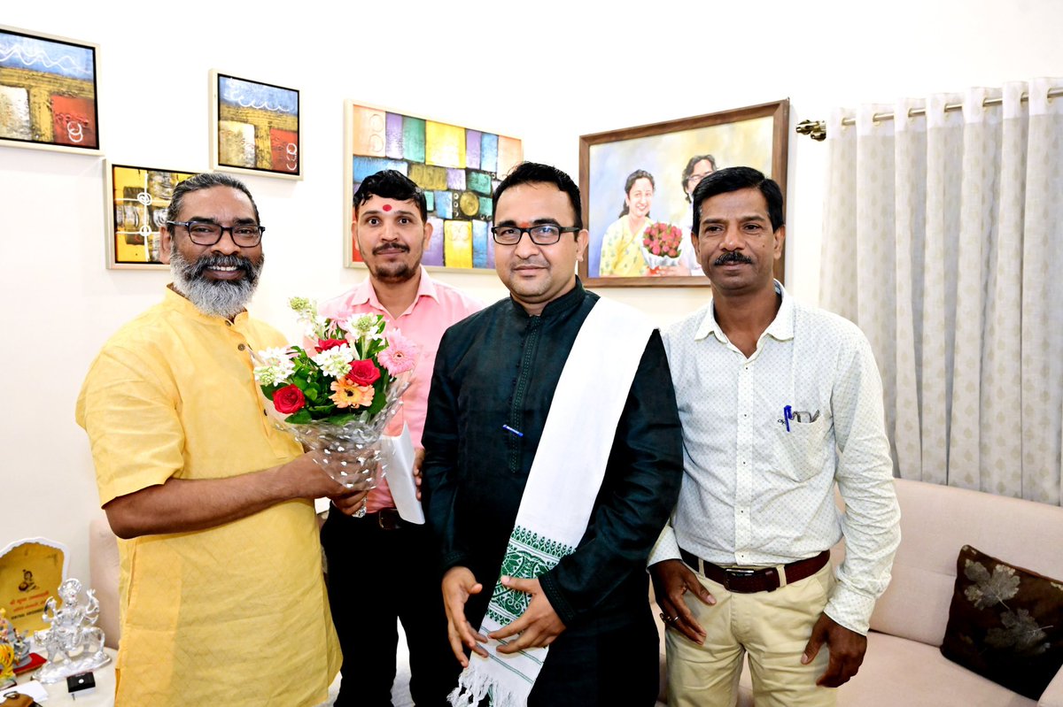IPRD Jharkhand (@prdjharkhand) on Twitter photo рдореБрдЦреНрдпрдордВрддреНрд░реА рд╢реНрд░реА <a href="/HemantSorenJMM/">Hemant Soren</a> рд╕реЗ рдЬрдЧрдиреНрдирд╛рдердкреБрд░ рдордВрджрд┐рд░ рдиреНрдпрд╛рд╕ рд╕рдорд┐рддрд┐, рдзреБрд░реНрд╡рд╛, рд░рд╛рдВрдЪреА рдХреЗ рдкреНрд░рдзрд╛рди рд╕реЗрд╡рдХ- рд╕реЗрд╡рд╛рдпрдд рд╢реНрд░реА рдард╛рдХреБрд░ рд╕реБрдзрд╛рдВрд╢реБ рдирд╛рде рд╢рд╛рд╣рджреЗрд╡ рдиреЗ рдореБрд▓рд╛рдХрд╛рдд рдХреАред рдЙрдиреНрд╣реЛрдВрдиреЗ рдореБрдЦреНрдпрдордВрддреНрд░реА рдХреЛ 27 рдЬреВрди рдХреЛ рдЬрдЧрдиреНрдирд╛рдердкреБрд░ рдордВрджрд┐рд░ рдореЗрдВ рдЖрдпреЛрдЬрд┐рдд рд╣реЛрдиреЗ рд╡рд╛рд▓реЗ рд░рде рдпрд╛рддреНрд░рд╛ рдорд╣реЛрддреНрд╕рд╡ рдореЗрдВ рд╕рдореНрдорд┐рд▓рд┐рдд рд╣реЛрдиреЗ рдХреЗ рд▓рд┐рдП рдЖрдордВрддреНрд░рд┐рдд рдХрд┐рдпрд╛ред рдореБрдЦреНрдпрдордВрддреНрд░реА рд╢реНрд░реА <a href="/HemantSorenJMM/">Hemant Soren</a> рд╕реЗ рдЬрдЧрдиреНрдирд╛рдердкреБрд░ рдордВрджрд┐рд░ рдиреНрдпрд╛рд╕ рд╕рдорд┐рддрд┐, рдзреБрд░реНрд╡рд╛, рд░рд╛рдВрдЪреА рдХреЗ рдкреНрд░рдзрд╛рди рд╕реЗрд╡рдХ- рд╕реЗрд╡рд╛рдпрдд рд╢реНрд░реА рдард╛рдХреБрд░ рд╕реБрдзрд╛рдВрд╢реБ рдирд╛рде рд╢рд╛рд╣рджреЗрд╡ рдиреЗ рдореБрд▓рд╛рдХрд╛рдд рдХреАред рдЙрдиреНрд╣реЛрдВрдиреЗ рдореБрдЦреНрдпрдордВрддреНрд░реА рдХреЛ 27 рдЬреВрди рдХреЛ рдЬрдЧрдиреНрдирд╛рдердкреБрд░ рдордВрджрд┐рд░ рдореЗрдВ рдЖрдпреЛрдЬрд┐рдд рд╣реЛрдиреЗ рд╡рд╛рд▓реЗ рд░рде рдпрд╛рддреНрд░рд╛ рдорд╣реЛрддреНрд╕рд╡ рдореЗрдВ рд╕рдореНрдорд┐рд▓рд┐рдд рд╣реЛрдиреЗ рдХреЗ рд▓рд┐рдП рдЖрдордВрддреНрд░рд┐рдд рдХрд┐рдпрд╛ред