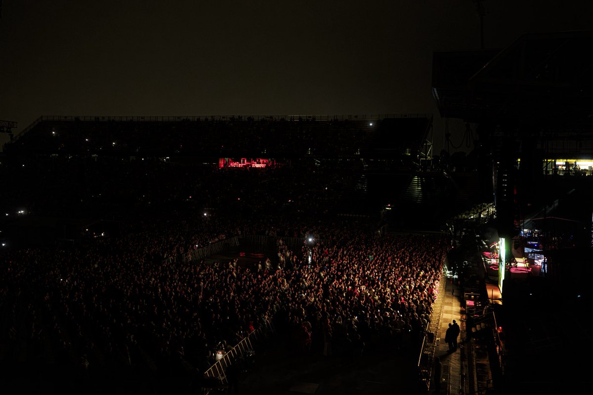 Hozier Holds It Down 🤎

Thank you to <a href="/Hozier/">Hozier</a> and <a href="/gigi4perez/">gigi</a> for sharing your incredible talent and to everyone who stayed with us throughout the night.