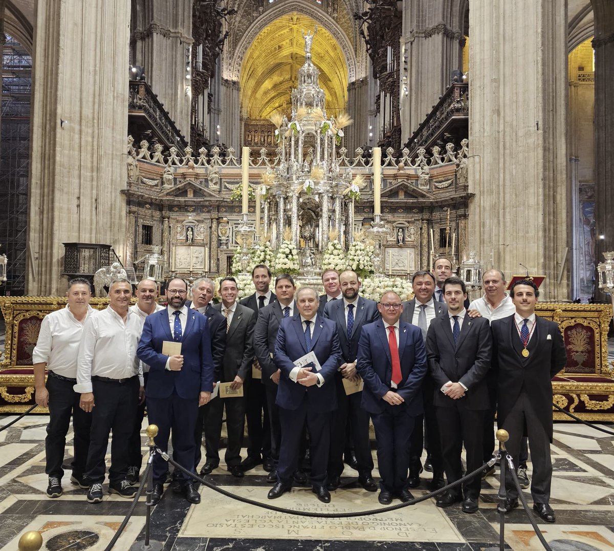 Siempre un honor colaborar en el equipo de organización de la procesión del #corpuschristi2025 de la Santa Iglesia Catedral.

Un año más, más de una década, pero este año diferente.

Alabado sea el Santísimo Sacramento del Altar !