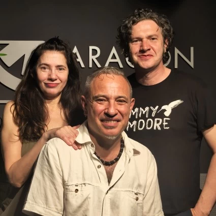 🎶 En Comunidad Sonora, Geraldine Hill nos lleva a descubrir los Discos Desiertos de Konstan Pradas, baterista y percusionista con un gusto musical único.

 Sumérgete en sus canciones favoritas y esos tesoros ocultos que van desde Tego Calderón hasta Jake La Botz.

¡Un viaje