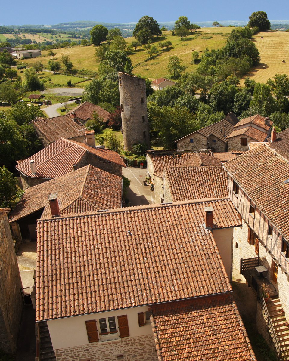 Découvrez Cardaillac, un charmant village médiéval connu pour son fort, ses deux tours carrées et sa tour ronde avec vue panoramique.

#Cardaillac #Lot #Plusbeauxvillagesdefrance