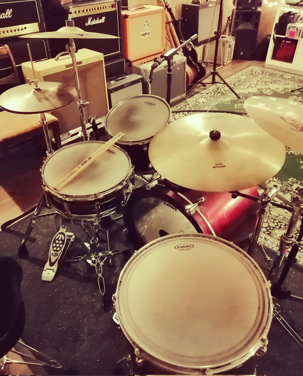 ColinW83's tweet image. More drums and other goodies to be put down today for our fourth album.
😁😁😁 🥁🎸🎸