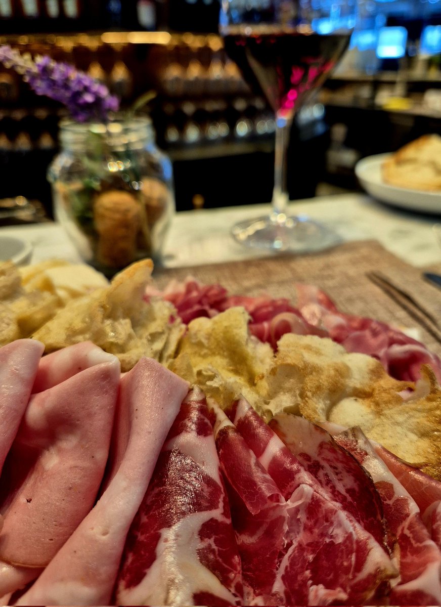 Airport Survival Kit <a href="/MiamKitty/">Kitty Miam Miam</a>