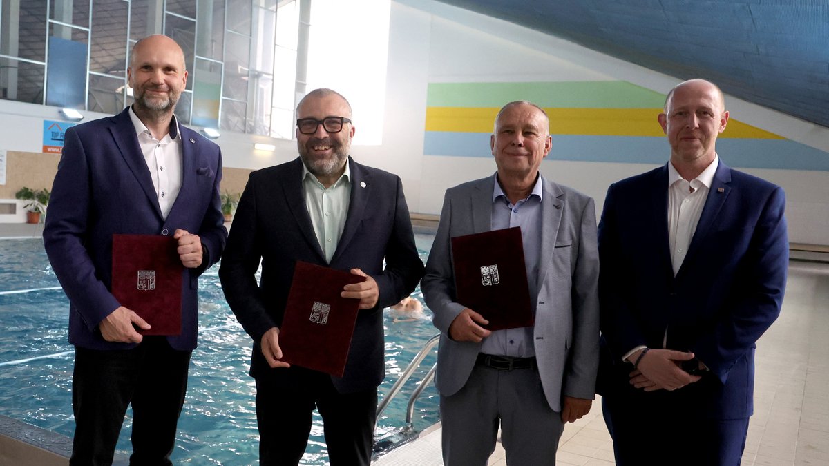 🏊‍♂️ Bazén krajské školy ve
Frýdku-Místku čeká velká proměna.

Moravskoslezský kraj se domluvil s městem na
rekonstrukci bazénu a haly u Střední školy řemesel.
Vznikne moderní zázemí i pětidráhový bazén, kde
půjde pořádat plavecké závody.

📅 Stavba má začít v roce 2027, město