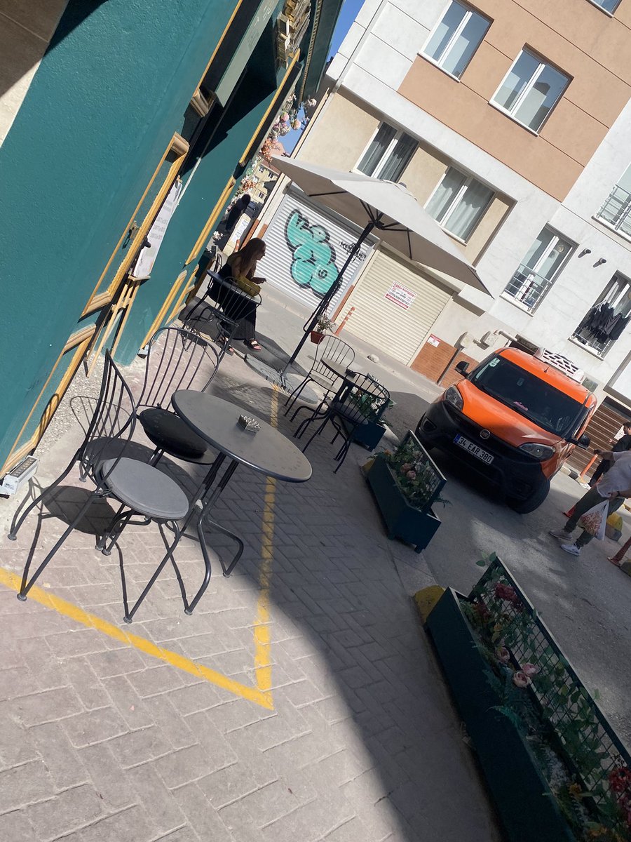 1200_microgram's tweet photo. Bak sevgili @tepebasibeltr  burası akarcık sokak no:4 
Telefon açıyorum zabıtaya, kaldırımı işgal ediyorlar diyorum.
Bu kaldırımlar işletmelere mi yoksa kamuya mı ait? diyorum. 
Cevap yok. 
Siz bu sarı alan dışındaki kullanımdan rüşvet mi alıyorsunuz da bu işletmeler böyle yapıyo https://t.co/MohFZud8pN