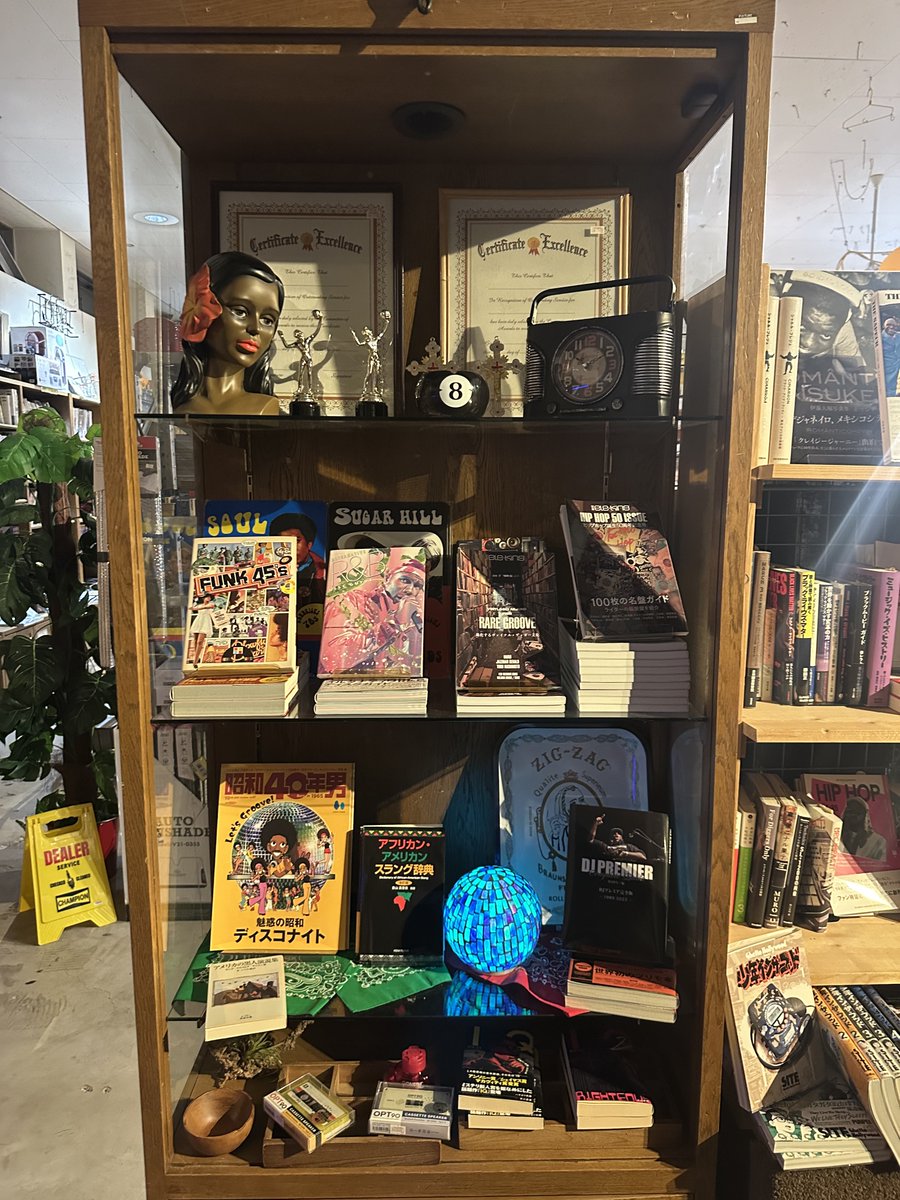 店長さんの専門がブラックカルチャーらしく、コーナーには黒人の文化に関する様々な書籍が。

ここまで本格的に売り場作ってあるのはマジですごいと思いましたね。最近HipHopもめちゃくちゃ流行ってますから若い子達にもウケ良さそう。
