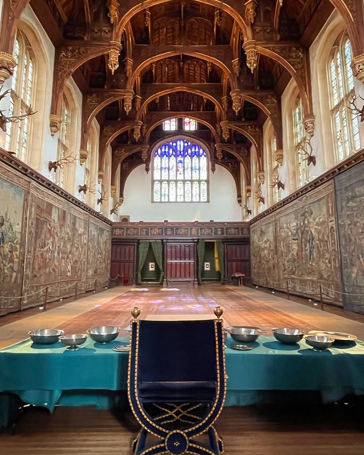 HRP_palaces's tweet image. Morning light in the palace ✨ We just love the kaleidoscope effect the morning sun has on the stained glass in the Great Hall and Great Watching Chamber at Hampton Court Palace 😍