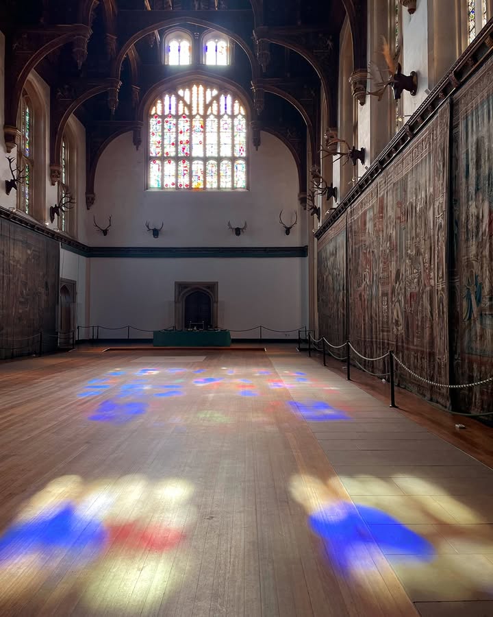HRP_palaces's tweet image. Morning light in the palace ✨ We just love the kaleidoscope effect the morning sun has on the stained glass in the Great Hall and Great Watching Chamber at Hampton Court Palace 😍