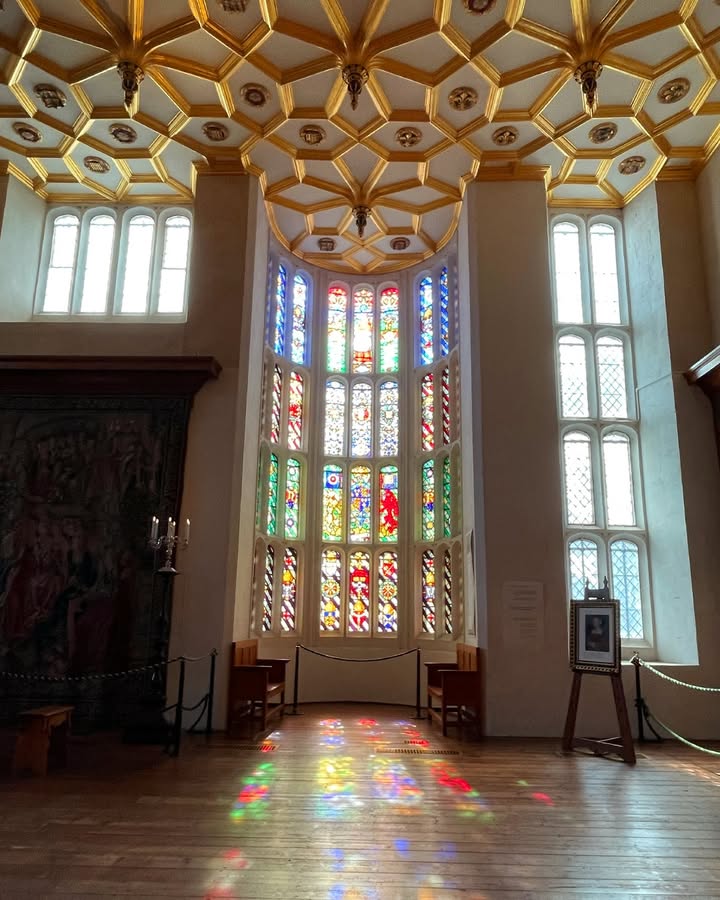 HRP_palaces's tweet image. Morning light in the palace ✨ We just love the kaleidoscope effect the morning sun has on the stained glass in the Great Hall and Great Watching Chamber at Hampton Court Palace 😍